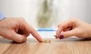 ASSEGNO DIVORZILE:  I parametri validi sono la non autosufficienza economica e/o necessità di compensazione del particolare contributo dato da un coniuge durante la vita matrimoniale.